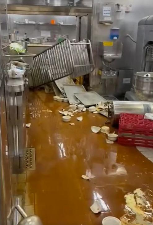 Clipe de coșmar la bordul unei nave de croazieră, prinse în mijlocul unei furtuni. Vasul s-a înclinat pe o parte timp de 40 de secunde 955375