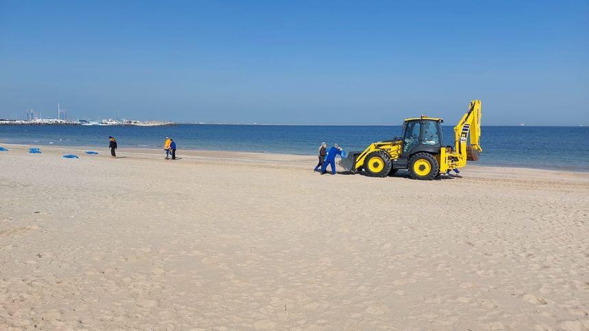 Poluare cu produse petroliere pe plaja din Eforie Nord. Ce au găsit angajaţii de la Apele Române care au intervenit 955835