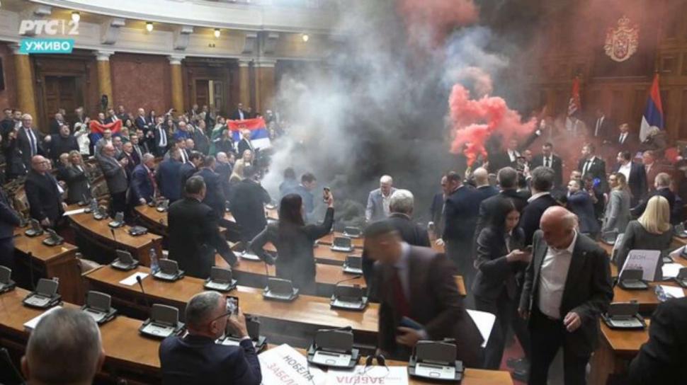 Scene de război în Parlamentul din Serbia: Opoziția a aruncat grenade fumigene. O deputată a fost luată cu ambulanța 955727
