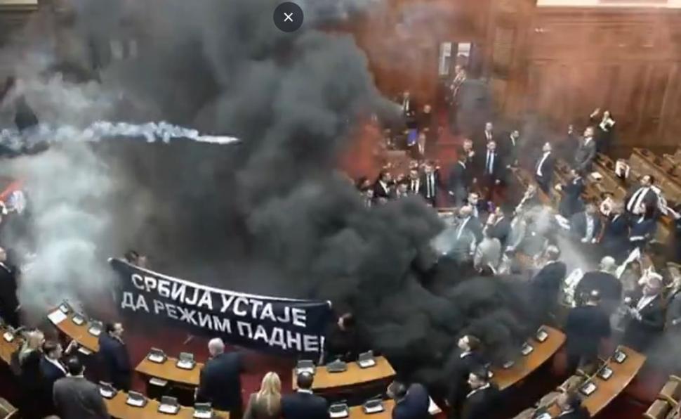 Scene de război în Parlamentul din Serbia: Opoziția a aruncat grenade fumigene. O deputată a fost luată cu ambulanța 955728