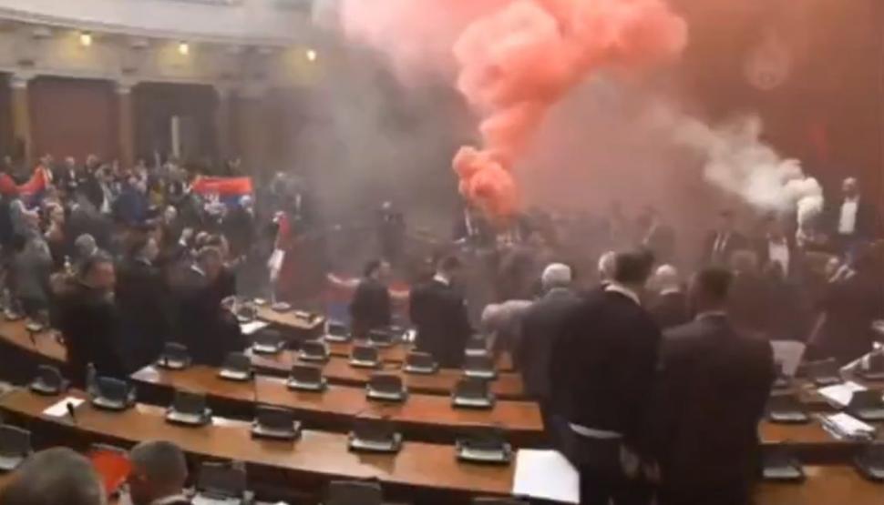 Scene de război în Parlamentul din Serbia: Opoziția a aruncat grenade fumigene. O deputată a fost luată cu ambulanța 955732
