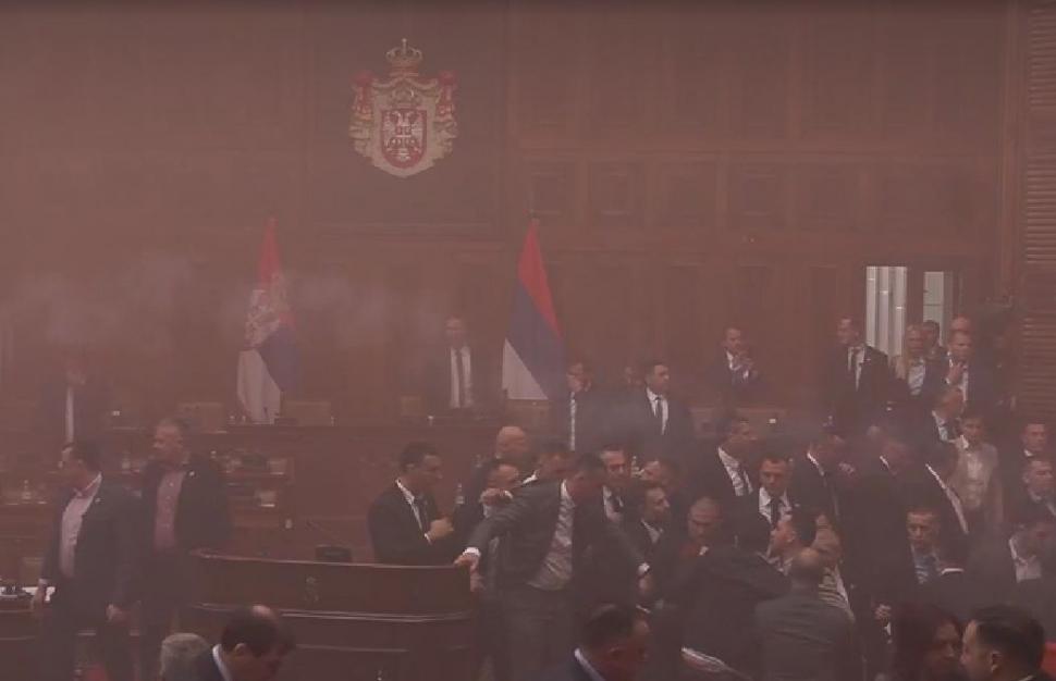 Scene de război în Parlamentul din Serbia: Opoziția a aruncat grenade fumigene. O deputată a fost luată cu ambulanța 955743