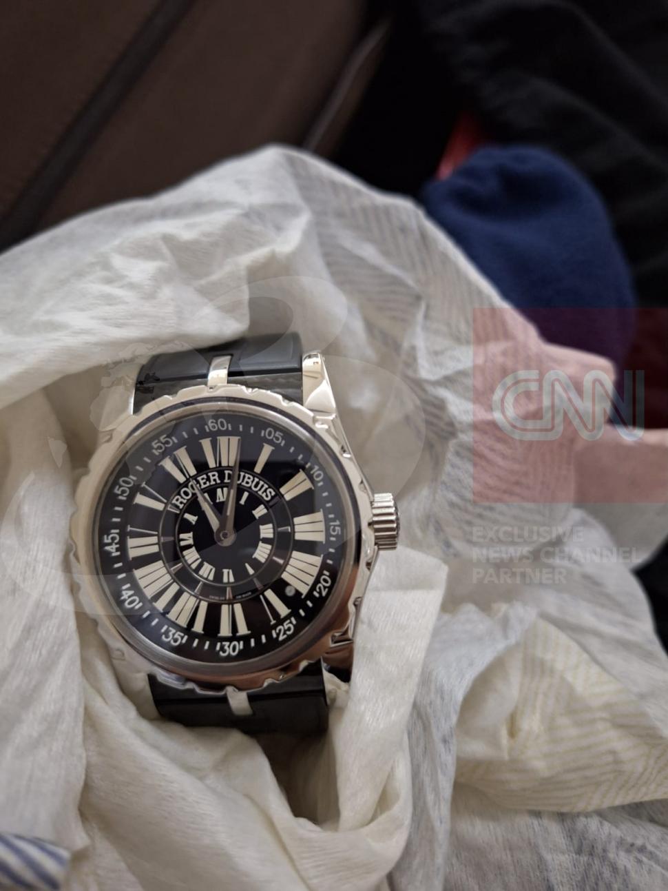 Surse: 4.600 de tablouri, 3.600 de sticle de băutură și ceasuri de lux originale: Ce avea, de fapt, în „depozit” generalul Zisu 956008