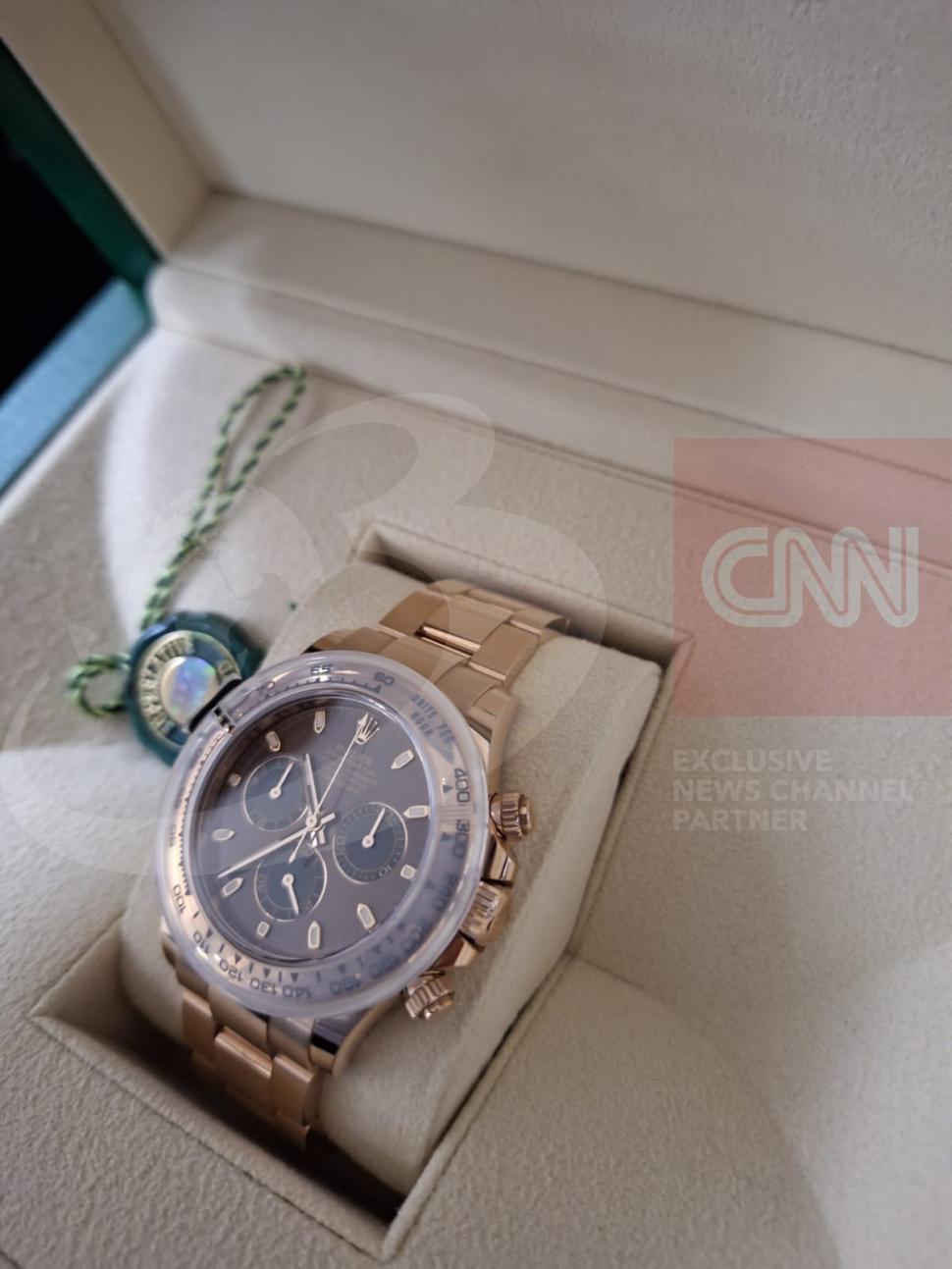 Surse: 4.600 de tablouri, 3.600 de sticle de băutură și ceasuri de lux originale: Ce avea, de fapt, în „depozit” generalul Zisu 956011