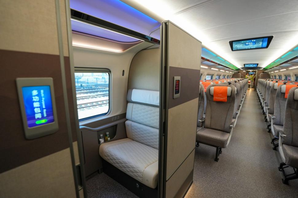 Cel mai rapid tren din lume a intrat în teste pe inelul feroviar din Beijing. Cum arată CR450 și ce viteză poate atinge 956368