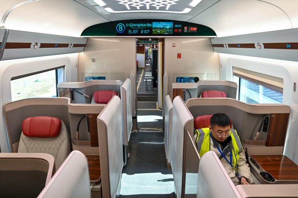 Cel mai rapid tren din lume a intrat în teste pe inelul feroviar din Beijing. Cum arată CR450 și ce viteză poate atinge 956375