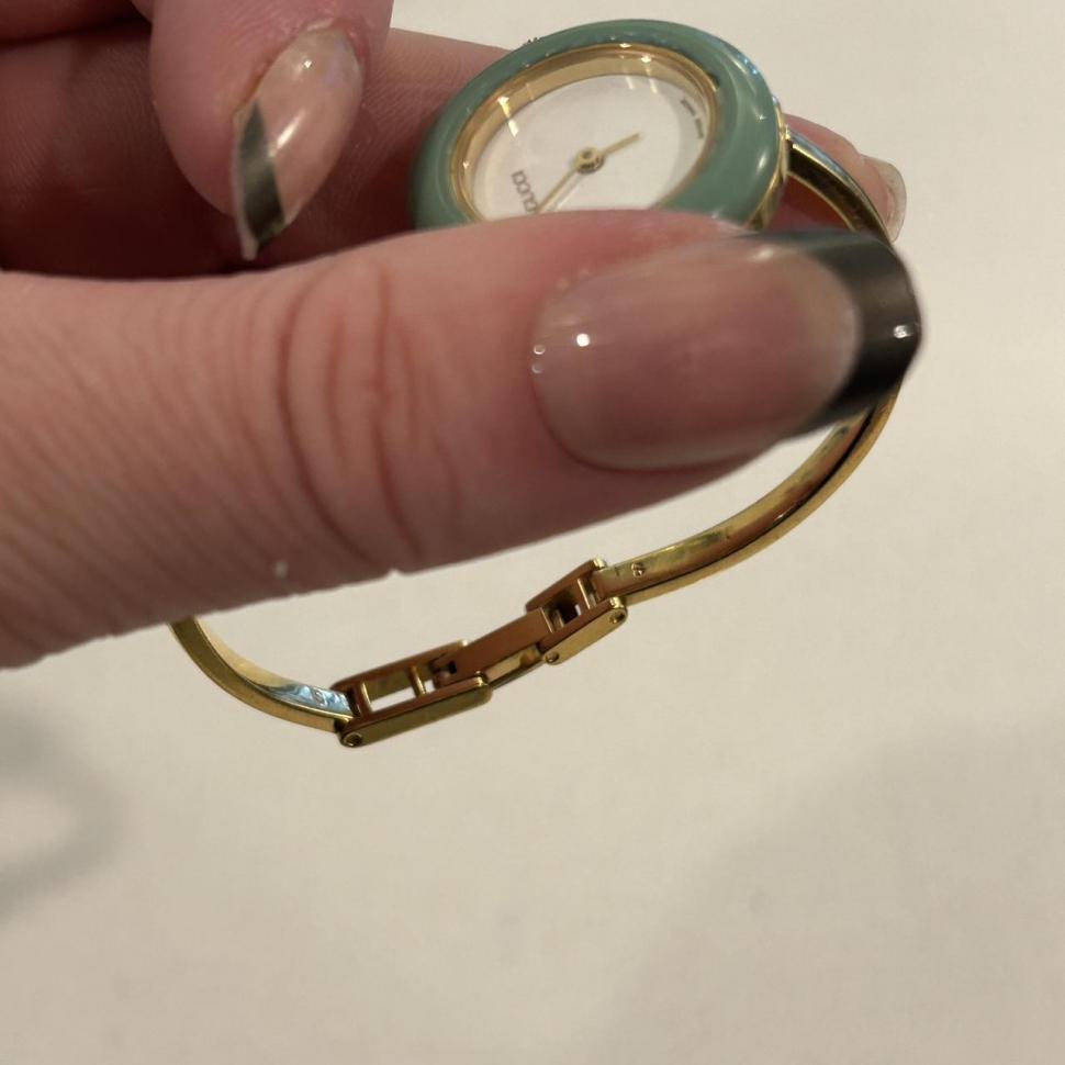 O studentă a cumpărat cu câțiva dolari o pungă de bijuterii de pe Facebook. A avut o surpriză uriașă când a văzut ce era în interior 956313