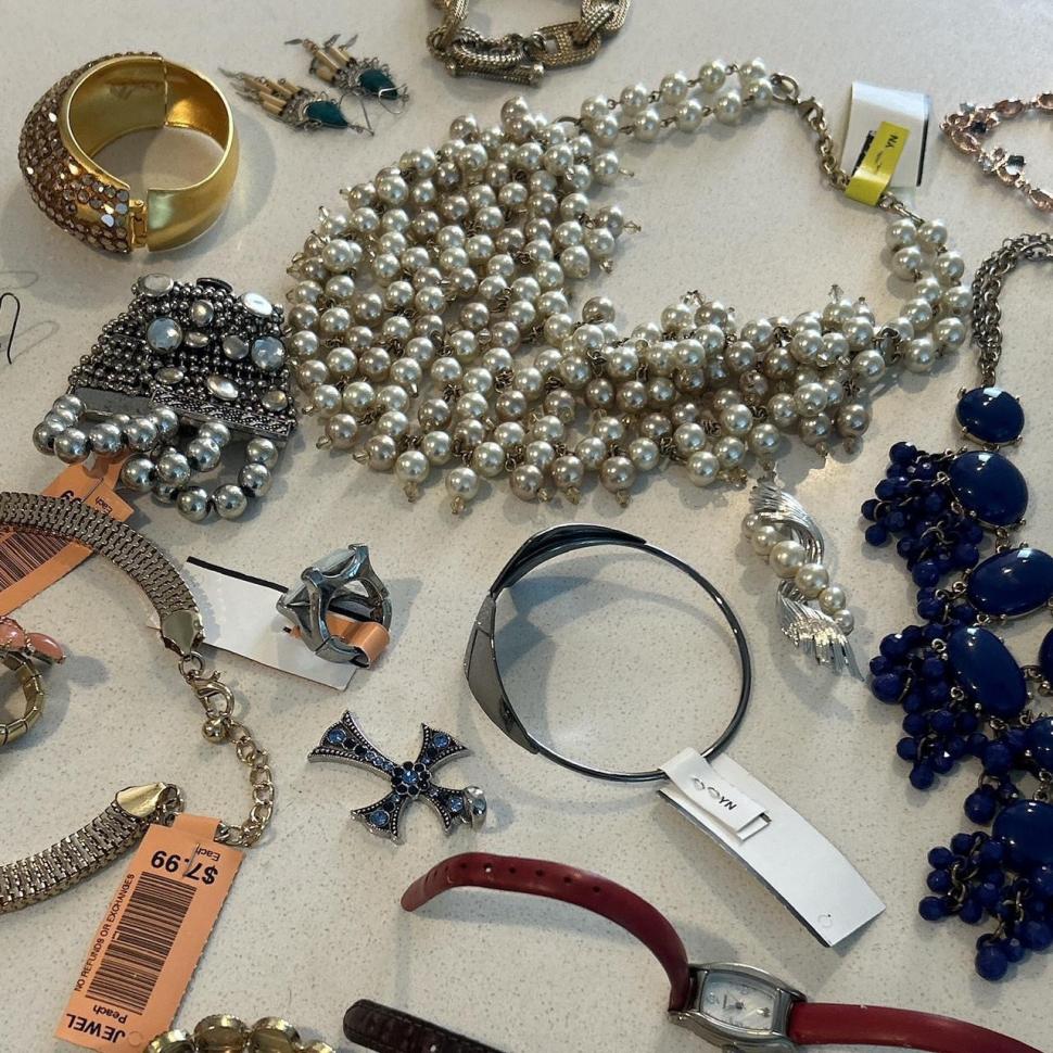 O studentă a cumpărat cu câțiva dolari o pungă de bijuterii de pe Facebook. A avut o surpriză uriașă când a văzut ce era în interior 956314