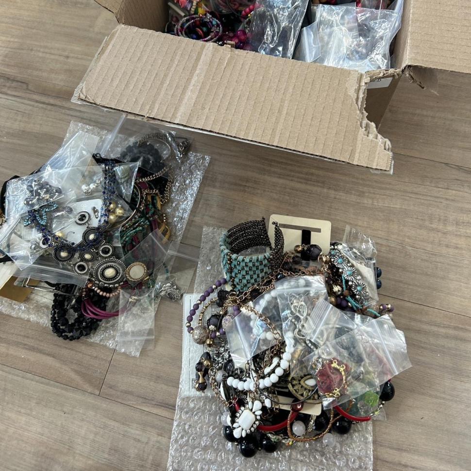 O studentă a cumpărat cu câțiva dolari o pungă de bijuterii de pe Facebook. A avut o surpriză uriașă când a văzut ce era în interior 956315