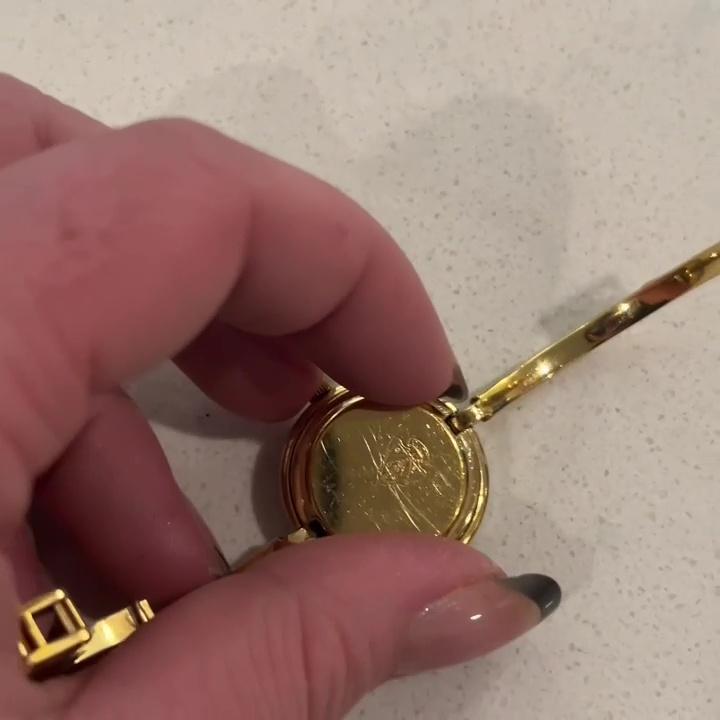 O studentă a cumpărat cu câțiva dolari o pungă de bijuterii de pe Facebook. A avut o surpriză uriașă când a văzut ce era în interior 956316