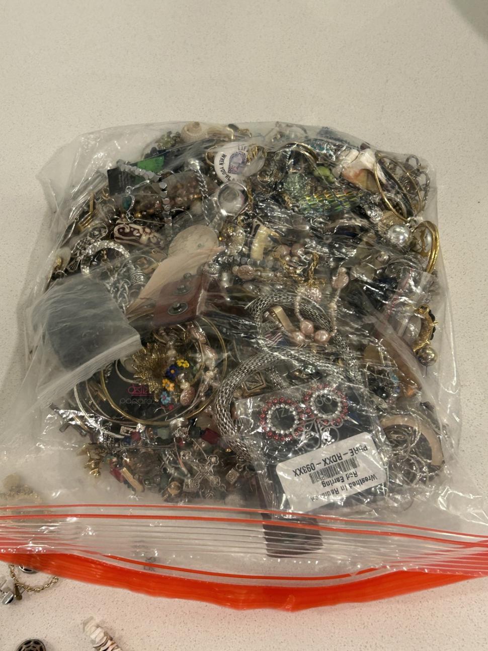 O studentă a cumpărat cu câțiva dolari o pungă de bijuterii de pe Facebook. A avut o surpriză uriașă când a văzut ce era în interior 956318