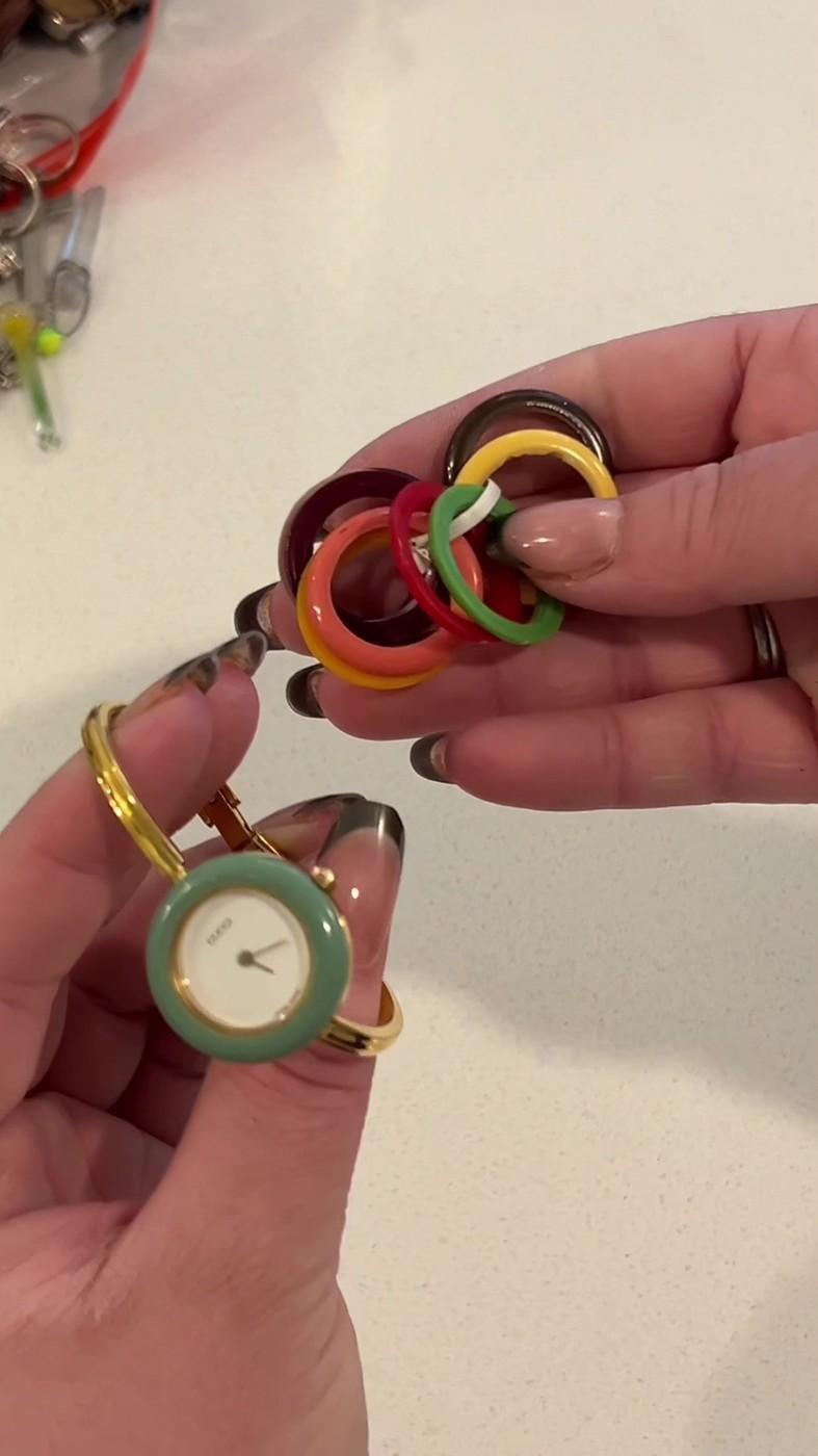 O studentă a cumpărat cu câțiva dolari o pungă de bijuterii de pe Facebook. A avut o surpriză uriașă când a văzut ce era în interior 956320