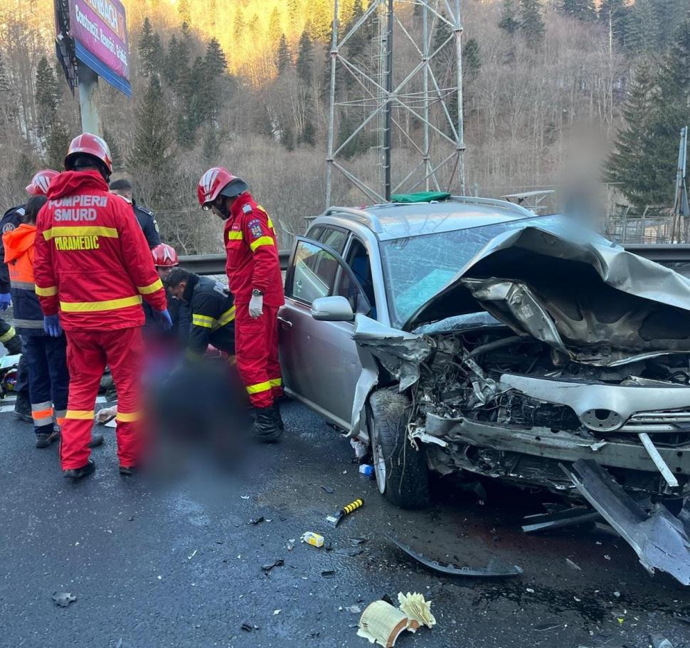 Un accident grav a blocat traficul pe DN1 la ieșirea din Predeal. Un om a murit, alte persoane sunt rănite 956131