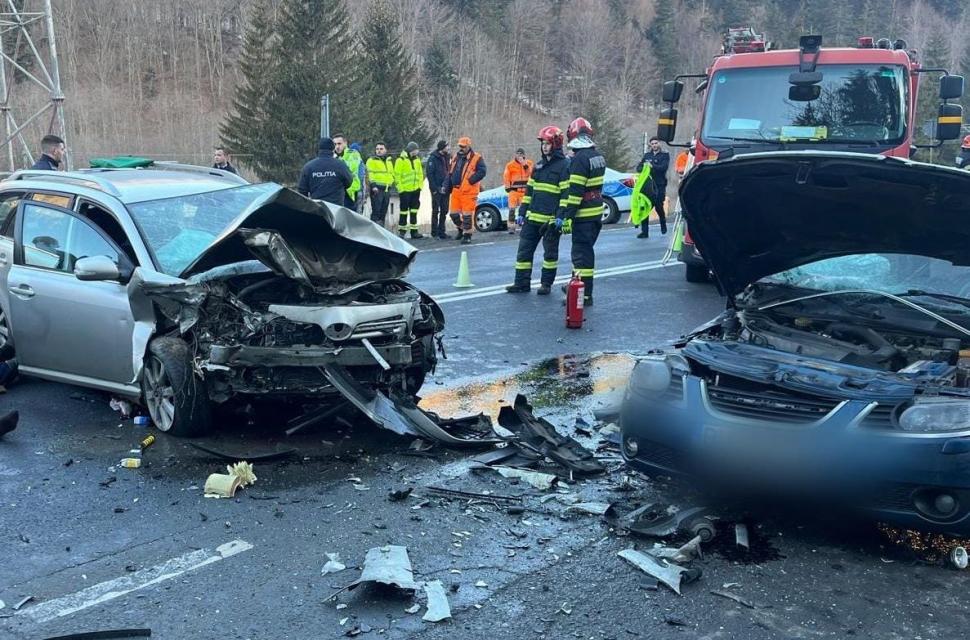 Un accident grav a blocat traficul pe DN1 la ieșirea din Predeal. Un om a murit, alte persoane sunt rănite 956132