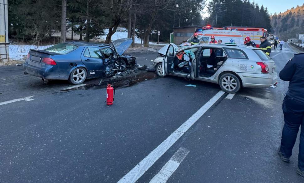Un accident grav a blocat traficul pe DN1 la ieșirea din Predeal. Un om a murit, alte persoane sunt rănite 956133