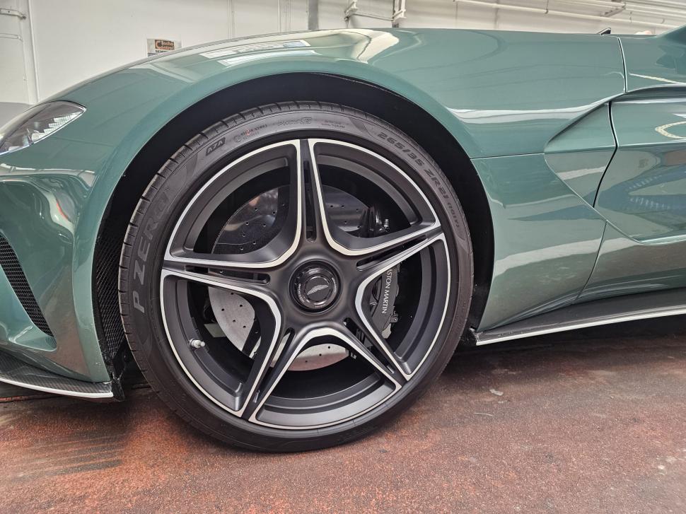 Un Aston Martin de 1 milion de euro, fabricat în doar 88 de exemplare, a ajuns la Registrul Auto Român 956193