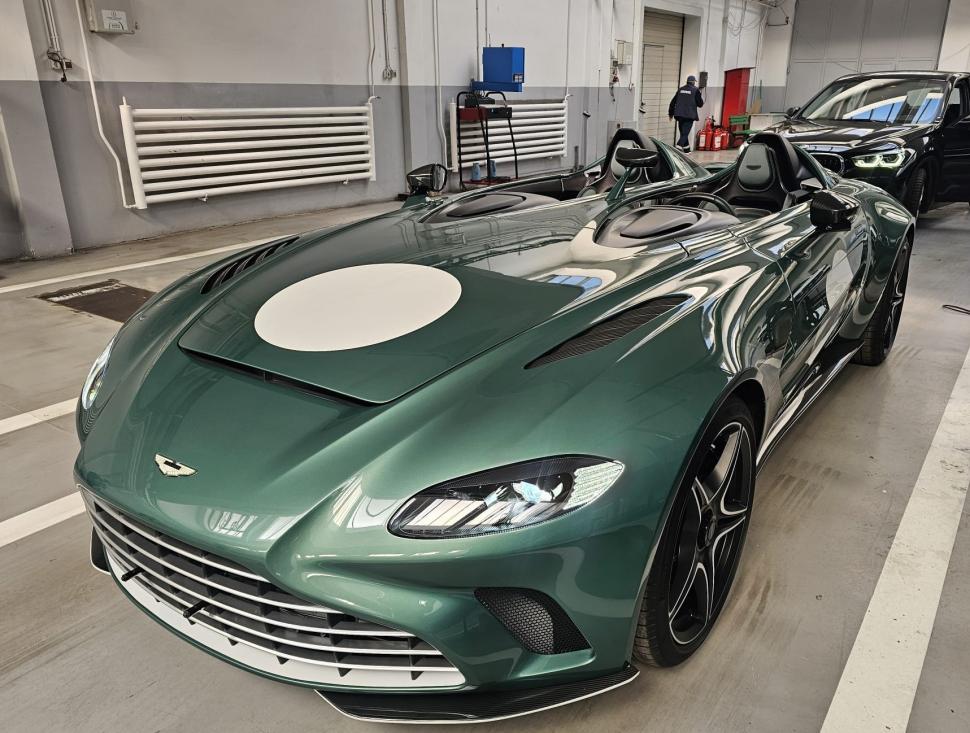 Un Aston Martin de 1 milion de euro, fabricat în doar 88 de exemplare, a ajuns la Registrul Auto Român 956196