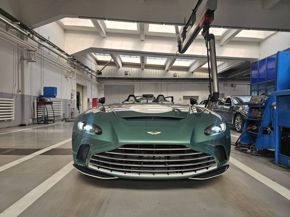 Un Aston Martin de 1 milion de euro, fabricat în doar 88 de exemplare, a ajuns la Registrul Auto Român 956197