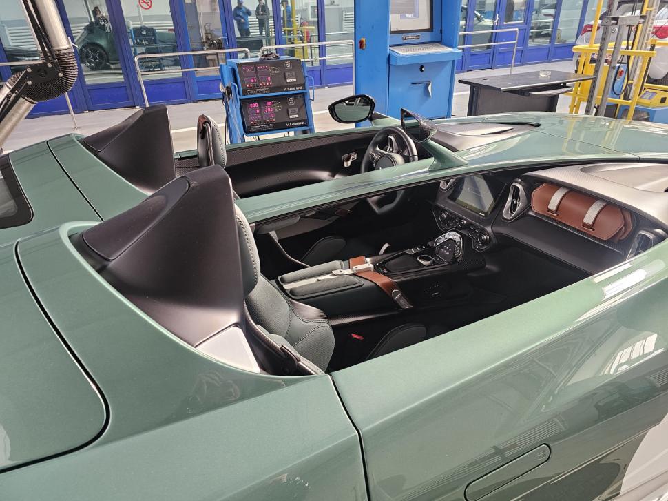 Un Aston Martin de 1 milion de euro, fabricat în doar 88 de exemplare, a ajuns la Registrul Auto Român 956198