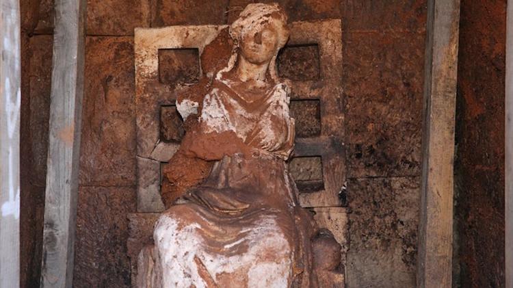 Descoperire arheologică rară „in situ” : O statuie de marmură veche de 2.100 de ani a zeiței Cybele a fost găsită într-un castel antic 956589