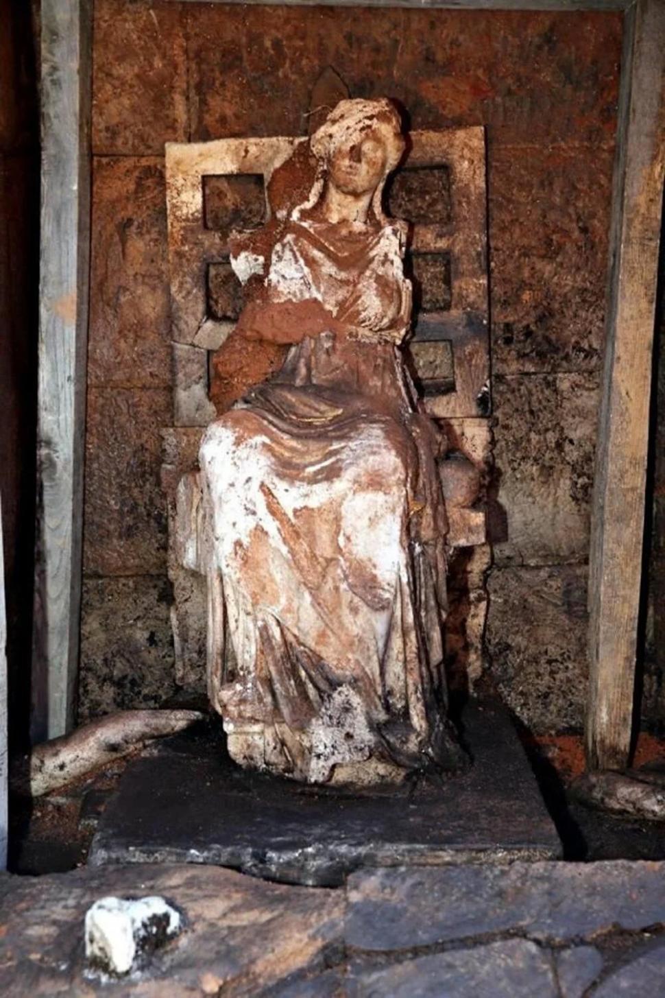 Descoperire arheologică rară „in situ” : O statuie de marmură veche de 2.100 de ani a zeiței Cybele a fost găsită într-un castel antic 956590