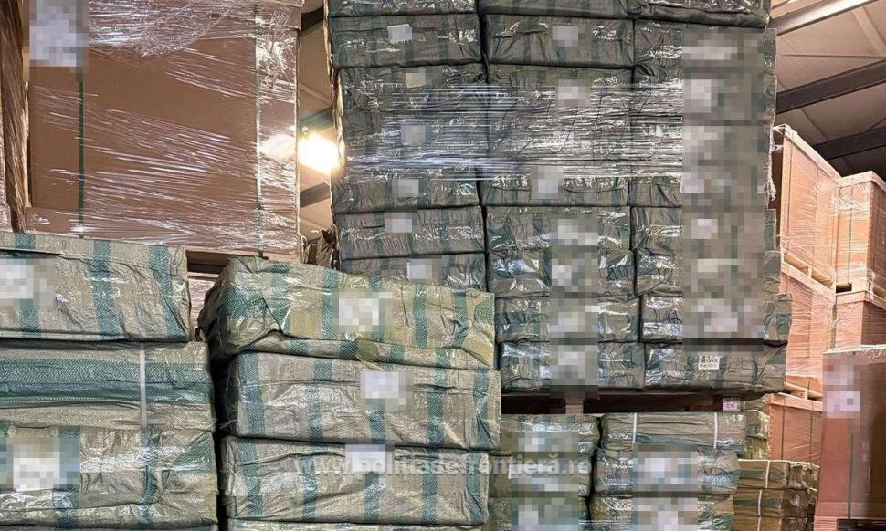 Mii de perechi de încălțăminte contrafăcute din China au fost descoperite de Poliția de Frontieră 956457