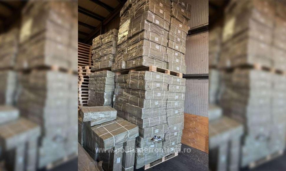 Mii de perechi de încălțăminte contrafăcute din China au fost descoperite de Poliția de Frontieră 956458