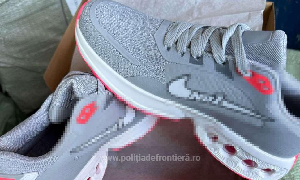 Mii de perechi de încălțăminte contrafăcute din China au fost descoperite de Poliția de Frontieră 956459
