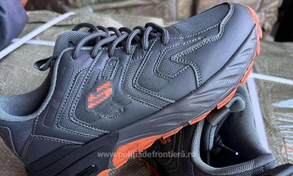 Mii de perechi de încălțăminte contrafăcute din China au fost descoperite de Poliția de Frontieră 956460