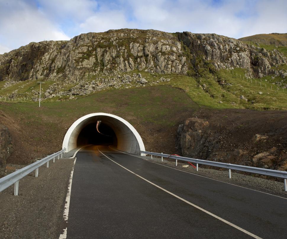 Națiunea insulară dintre Islanda și Scoția care și-a construit tuneluri sub Atlantic pentru ca oamenii să se deplaseze mai ușor 956505