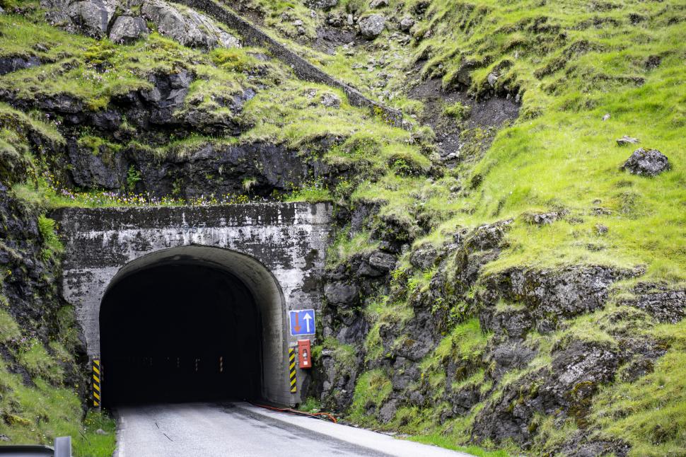 Națiunea insulară dintre Islanda și Scoția care și-a construit tuneluri sub Atlantic pentru ca oamenii să se deplaseze mai ușor 956518