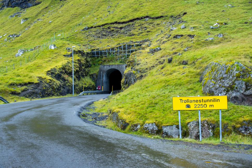 Națiunea insulară dintre Islanda și Scoția care și-a construit tuneluri sub Atlantic pentru ca oamenii să se deplaseze mai ușor 956519