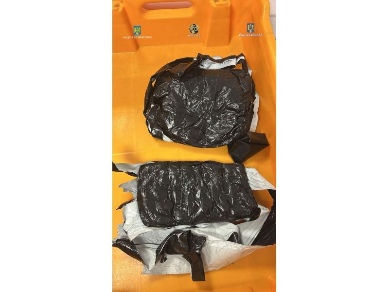 Un brazilian a fost prins pe Aeroportul Otopeni cu pachete cu droguri în stomac 956451