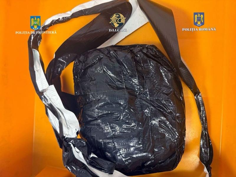 Un brazilian a fost prins pe Aeroportul Otopeni cu pachete cu droguri în stomac 956453