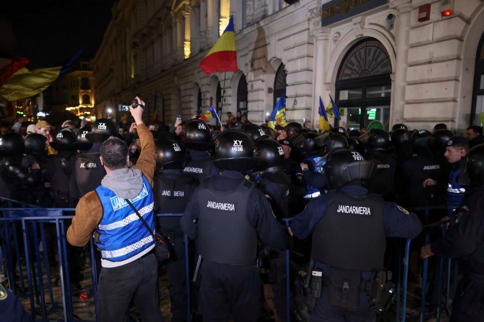 Haos şi violenţe în faţa BEC. Oamenii lui Călin Georgescu au pus foc în Centrul Vechi şi au atacat cu pietre jurnaliştii şi jandarmii  956816