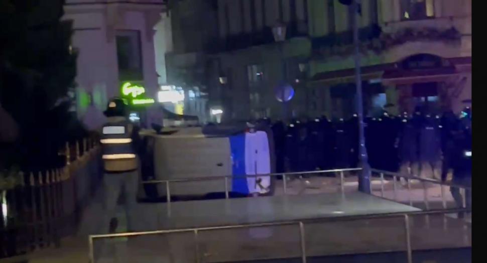 Haos şi violenţe în faţa BEC. Oamenii lui Călin Georgescu au pus foc în Centrul Vechi şi au atacat cu pietre jurnaliştii şi jandarmii  956836