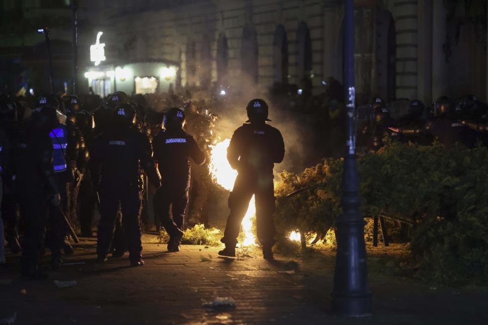 Haos şi violenţe în faţa BEC. Oamenii lui Călin Georgescu au pus foc în Centrul Vechi şi au atacat cu pietre jurnaliştii şi jandarmii  956839