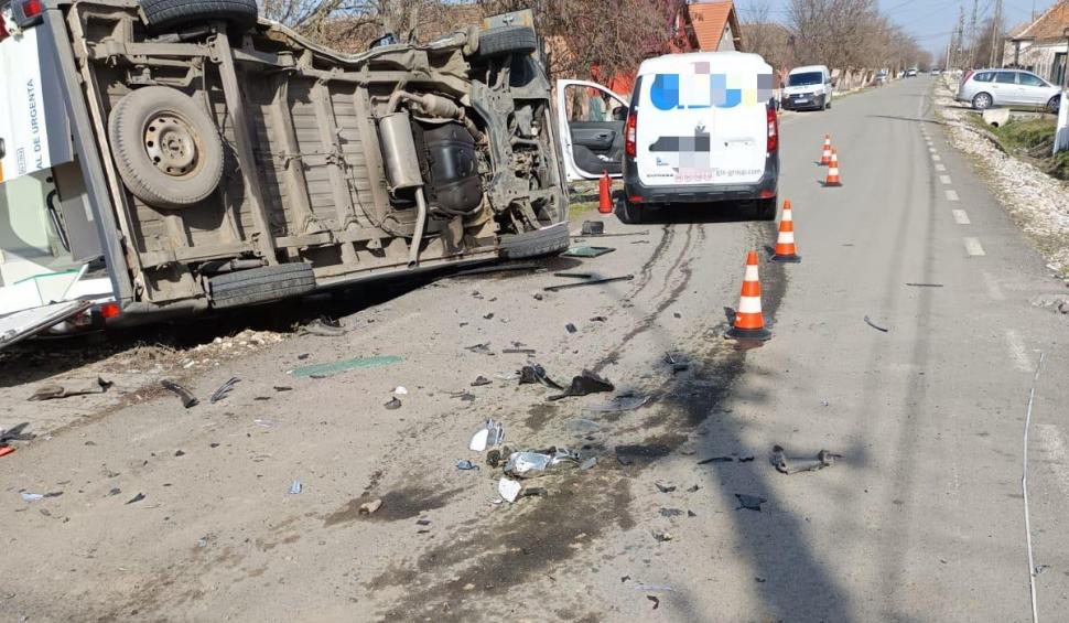 O ambulanță a fost răsturnată în urma unui accident în orașul Ciacova din Timiș. Trei persoane sunt rănite 956979