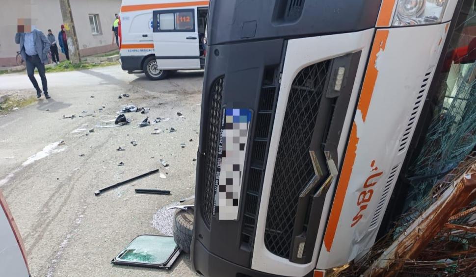 O ambulanță a fost răsturnată în urma unui accident în orașul Ciacova din Timiș. Trei persoane sunt rănite 956980