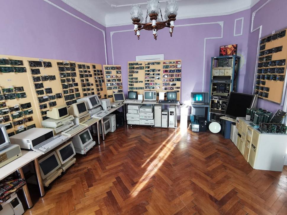 El este Florin, economistul din Arad care vrea în Cartea Recordurilor: Are un muzeu cu 5.000 de componente IT şi calculatoare 957088