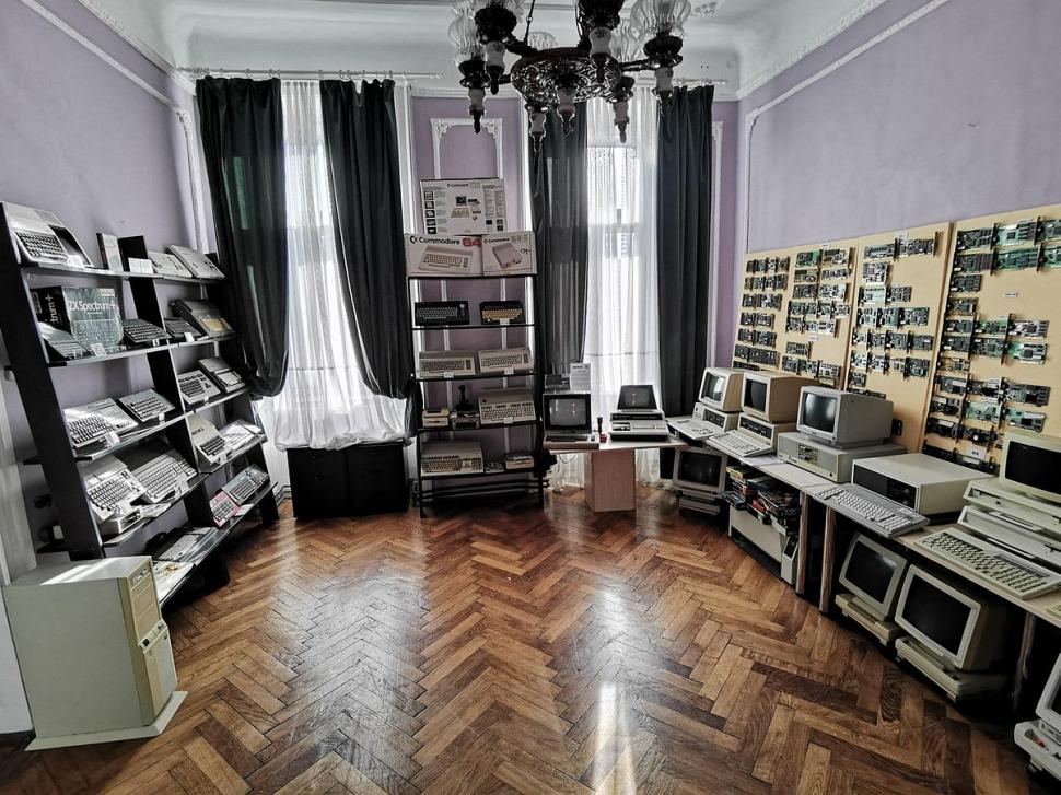 El este Florin, economistul din Arad care vrea în Cartea Recordurilor: Are un muzeu cu 5.000 de componente IT şi calculatoare 957089