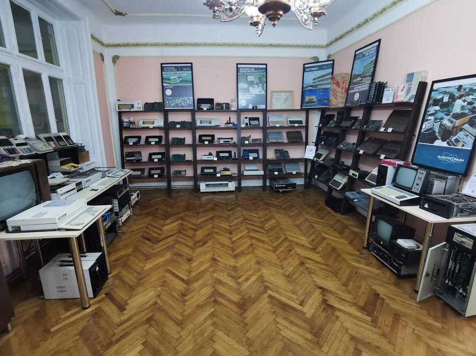 El este Florin, economistul din Arad care vrea în Cartea Recordurilor: Are un muzeu cu 5.000 de componente IT şi calculatoare 957091