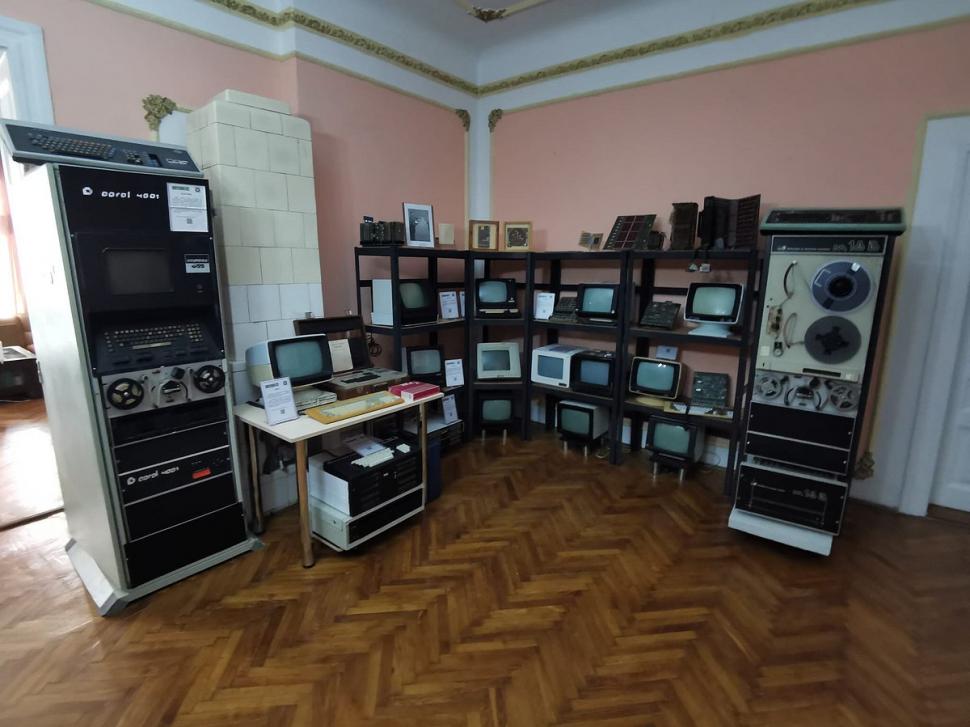 El este Florin, economistul din Arad care vrea în Cartea Recordurilor: Are un muzeu cu 5.000 de componente IT şi calculatoare 957092