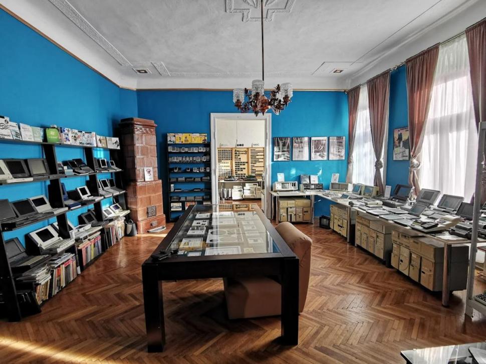 El este Florin, economistul din Arad care vrea în Cartea Recordurilor: Are un muzeu cu 5.000 de componente IT şi calculatoare 957093