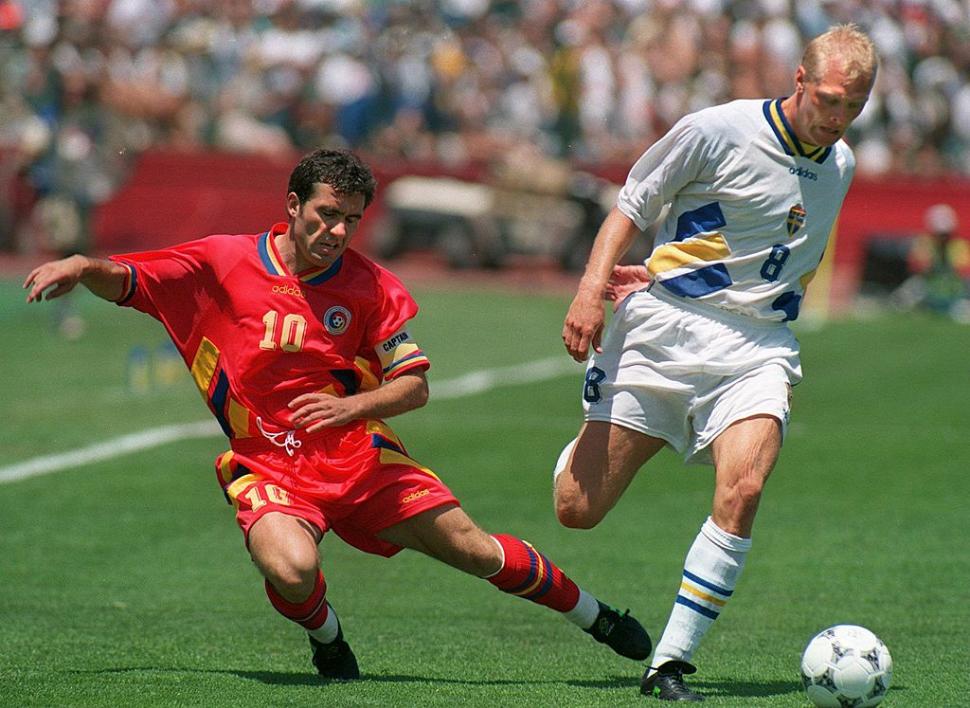 Ilie Bolojan îl decorează pe Gheorghe Hagi cu Ordinul Național "Steaua României" 957068