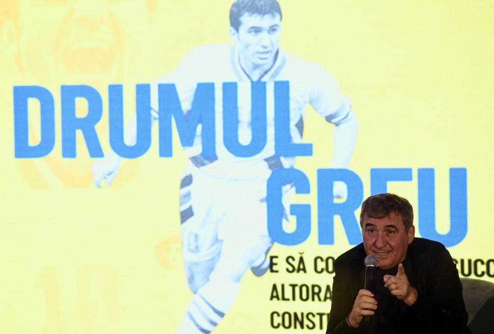 Ilie Bolojan îl decorează pe Gheorghe Hagi cu Ordinul Național "Steaua României" 957070