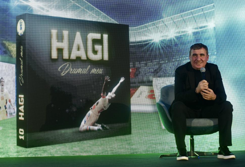 Ilie Bolojan îl decorează pe Gheorghe Hagi cu Ordinul Național "Steaua României" 957071