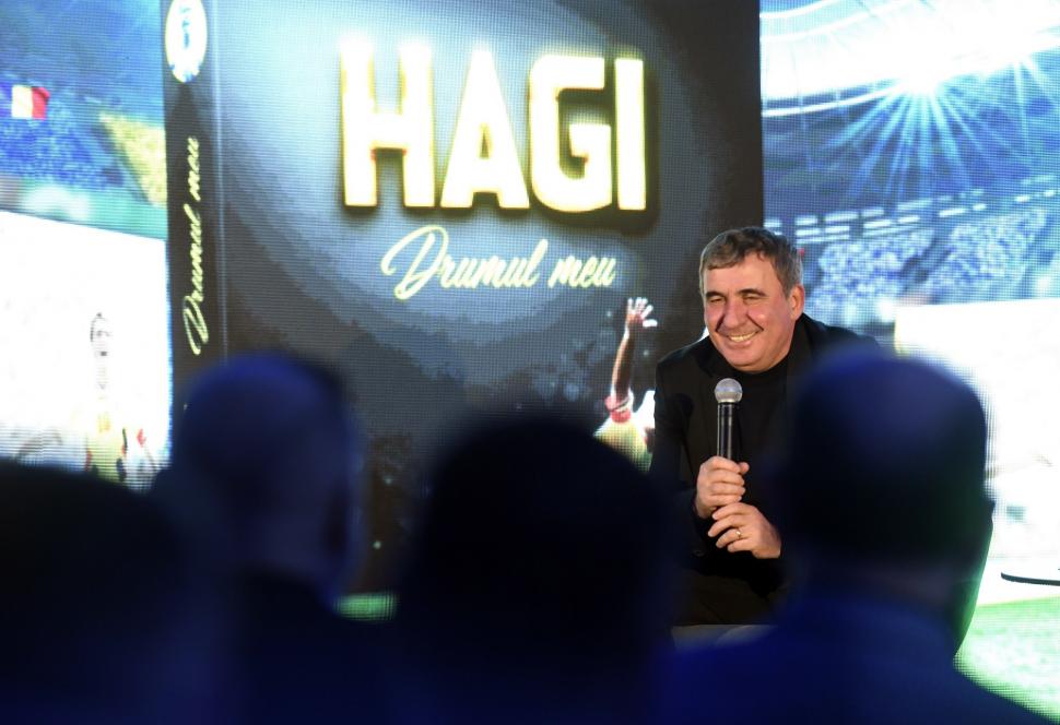 Ilie Bolojan îl decorează pe Gheorghe Hagi cu Ordinul Național "Steaua României" 957072