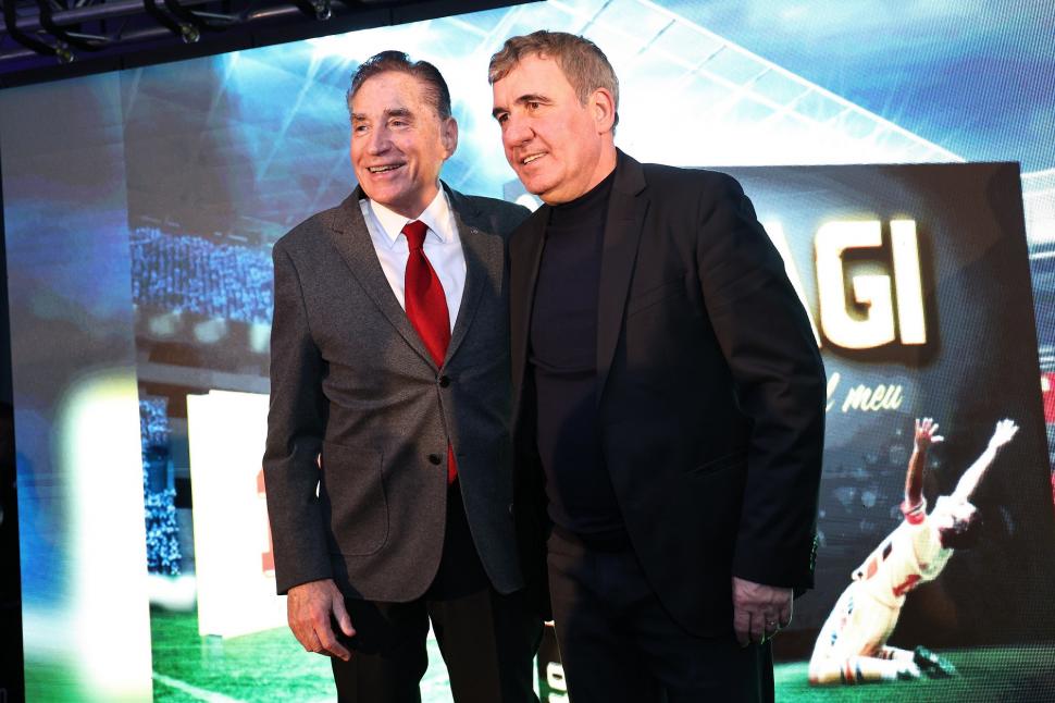 Ilie Bolojan îl decorează pe Gheorghe Hagi cu Ordinul Național "Steaua României" 957074