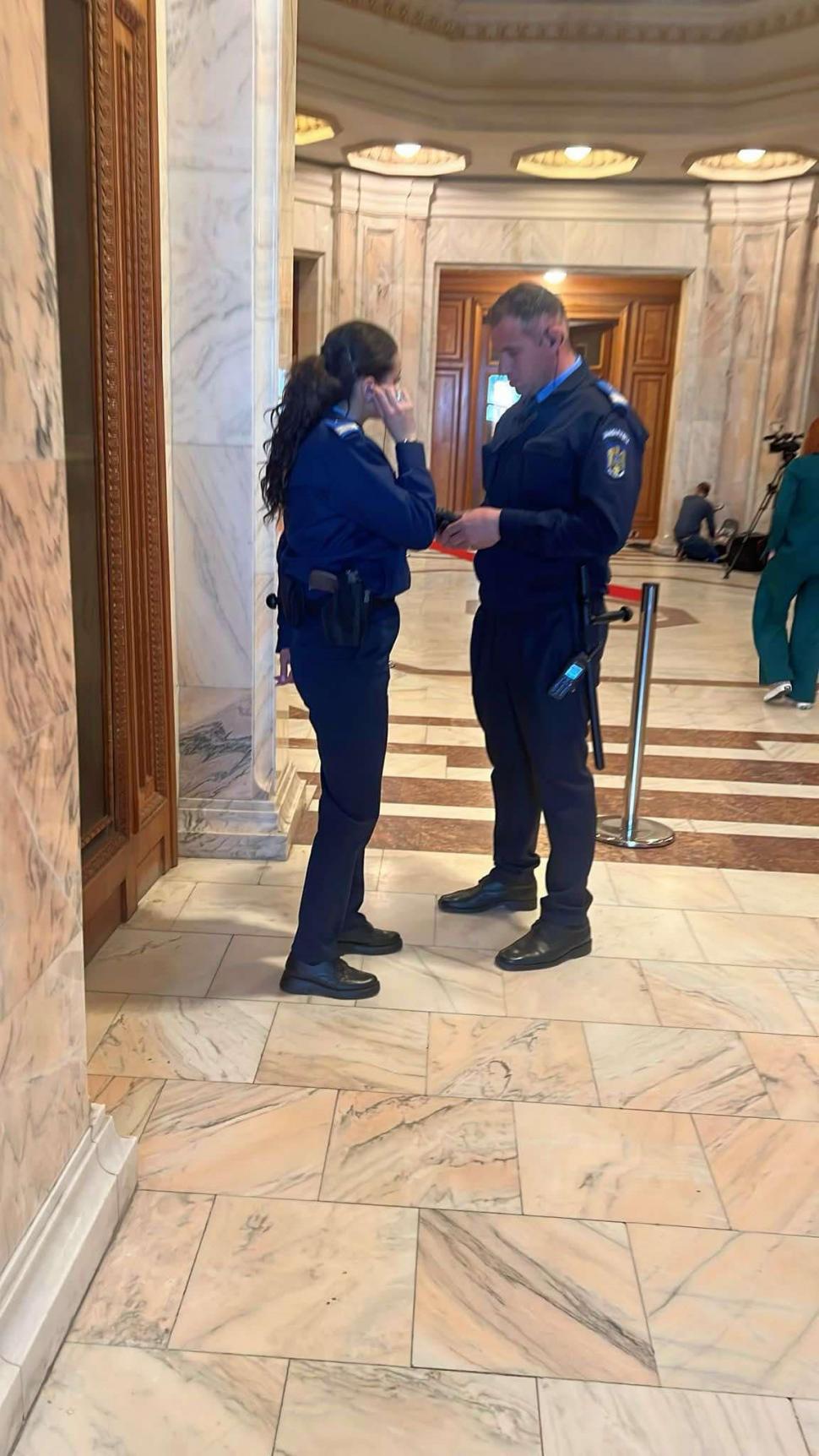 Protest în fața Palatului Parlamentului, după decizia CCR: Mai mulți susținători ai lui Călin Georgescu, amendați. Anunțul Jandarmeriei 957233